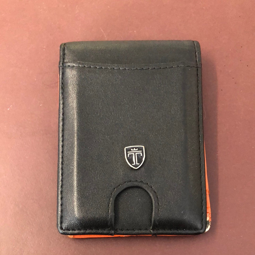 front of the Travando wallet displaying the company logo